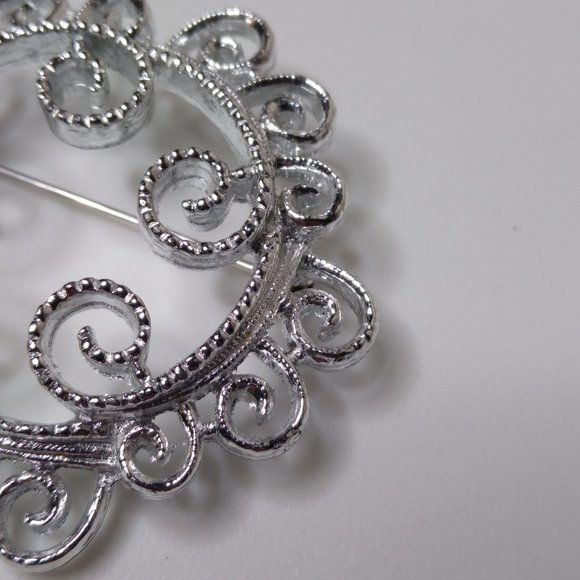 Vintage Sarah Coventry Decorative Circular Metal Brooch - Picture 3 of 12